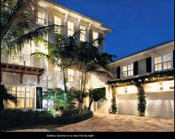 a view of entryway in the house