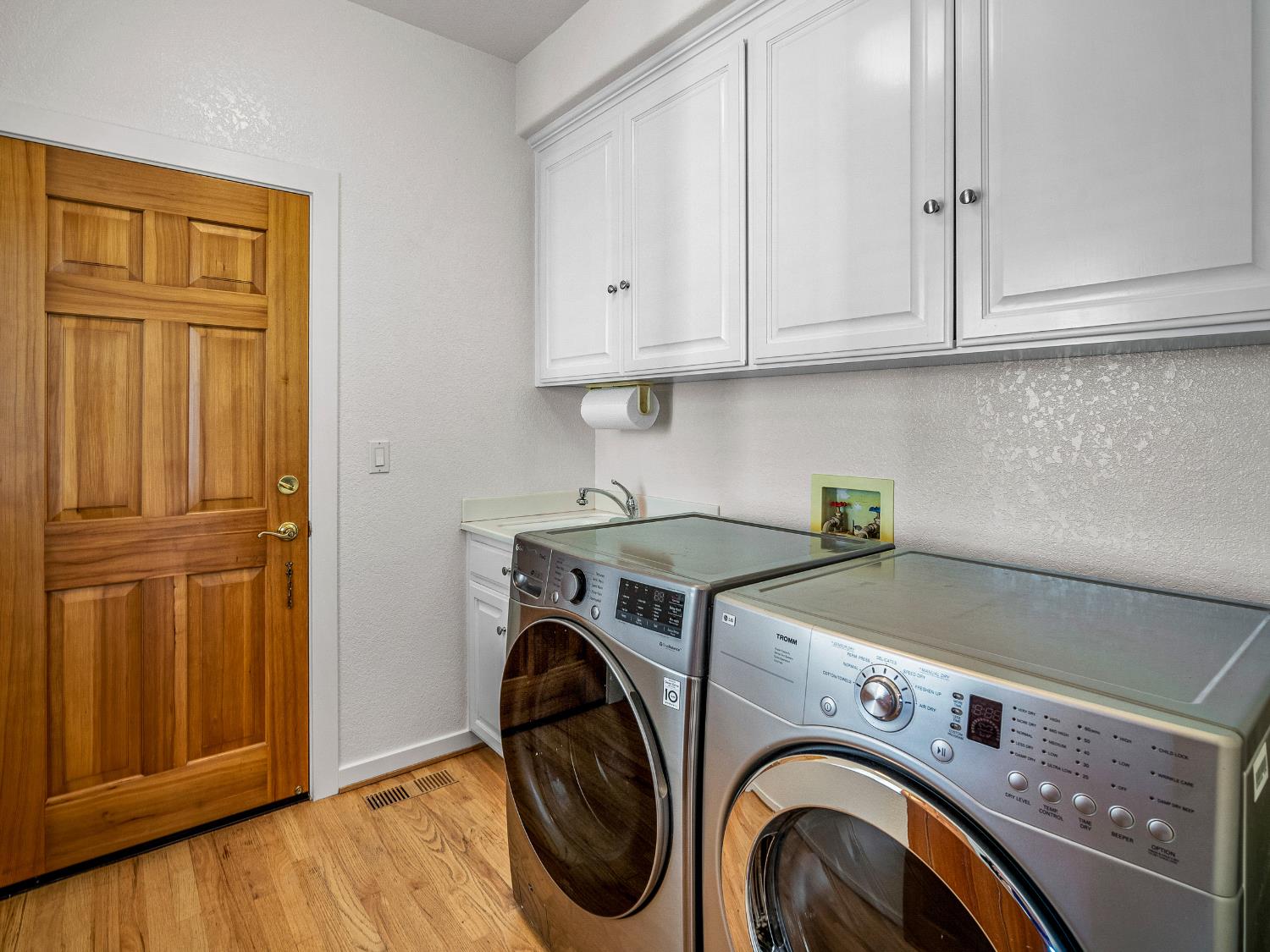 5373 Prairie Loop Placerville, CA 95667 - Photo 19 of 32 Laundry room with sink and cabinetry.
