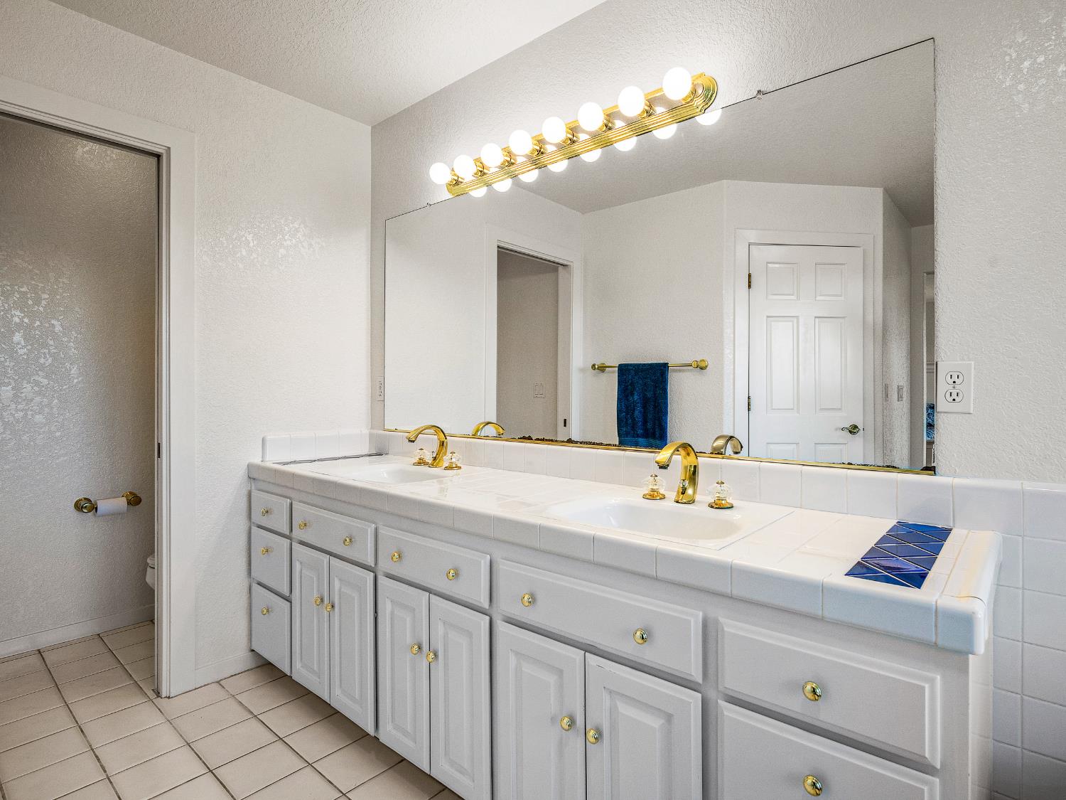 5373 Prairie Loop Placerville, CA 95667 - Photo 21 of 32 Primary bathroom.