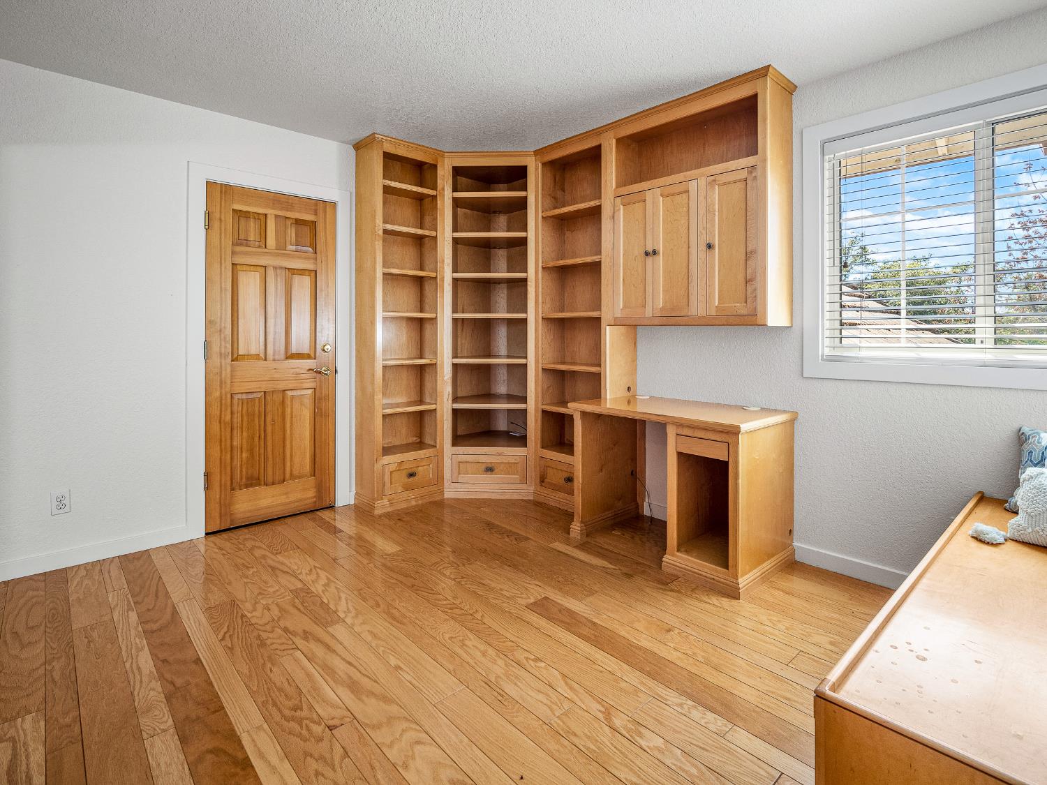 5373 Prairie Loop Placerville, CA 95667 - Photo 24 of 32 Upstairs guest bedroom also has a closet.