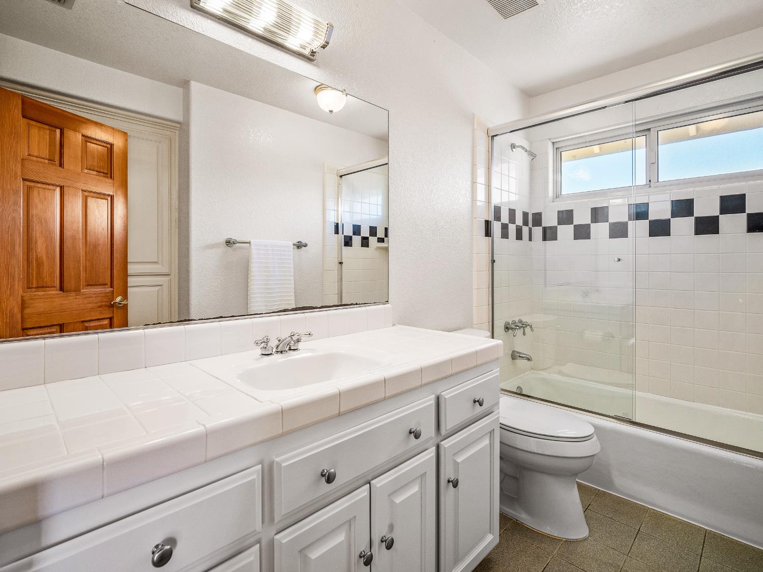 5373 Prairie Loop Placerville, CA 95667 - Photo 25 of 32 Upstairs hall bathroom.