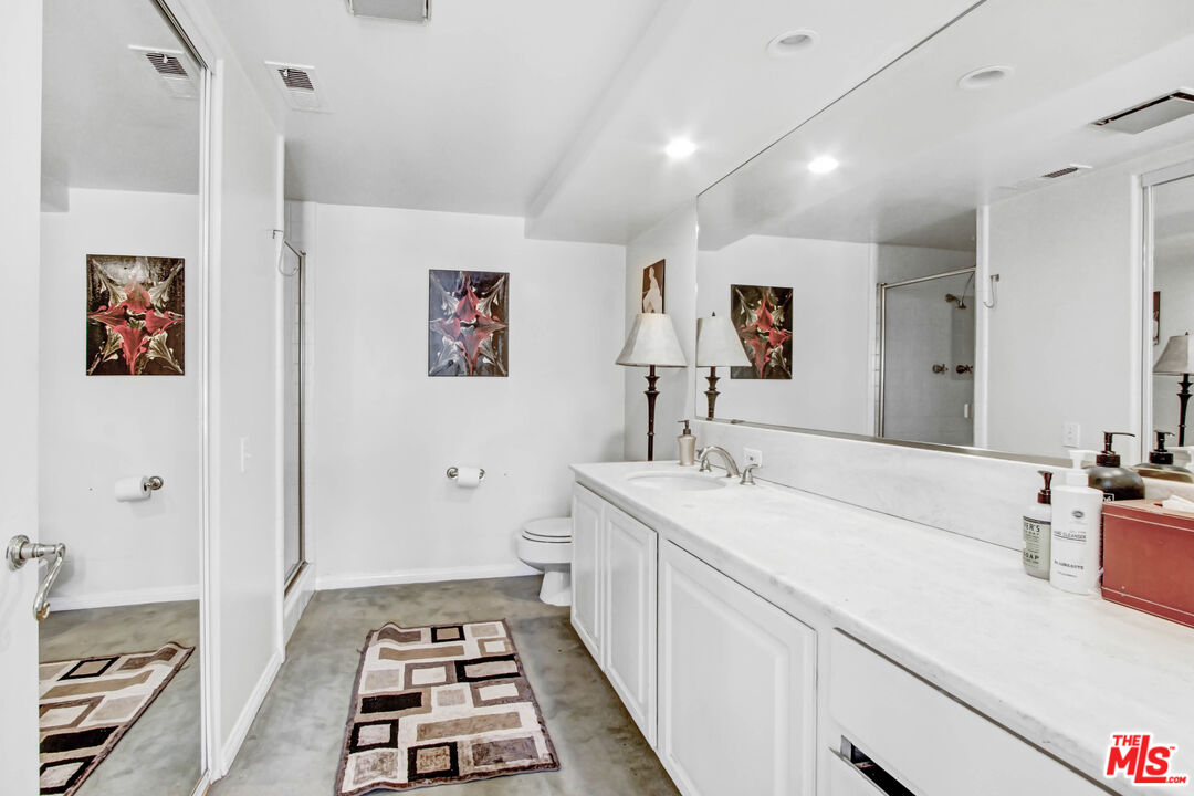 12535 Promontory Road Los Angeles, CA 90049 - Photo 26 of 42 a spacious bathroom with a sink and a mirror