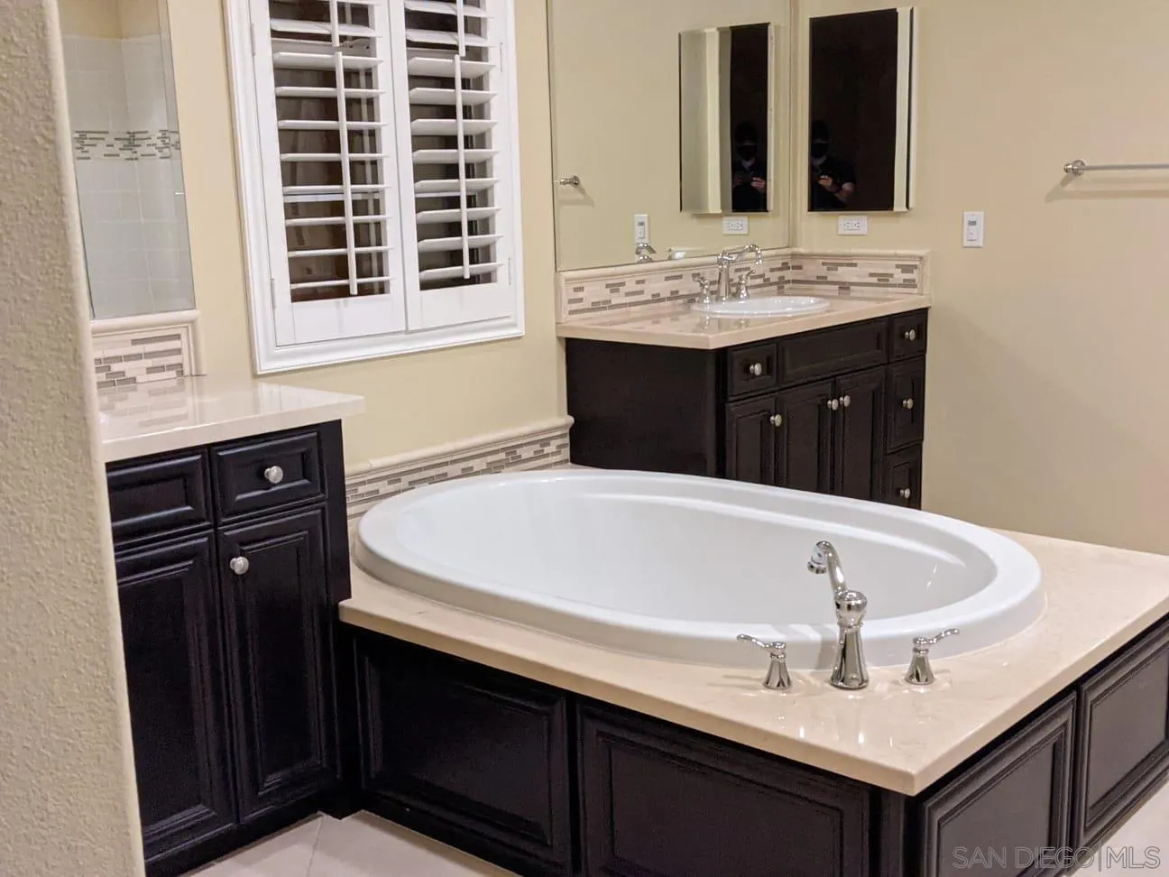 8490 Mathis Place San Diego, CA 92127 - Photo 10 of 14 a bathroom with a sink and a bathtub