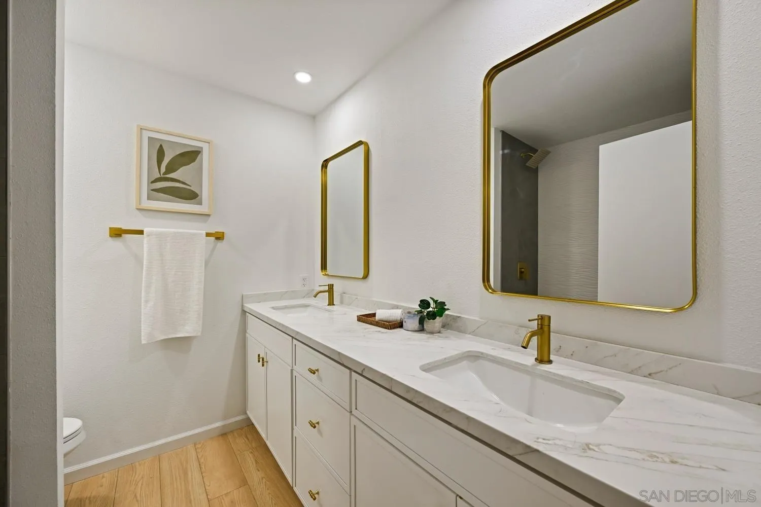 13010 Pomard Way Poway, CA 92064 - Photo 19 of 22 a bathroom with 2 sink and a mirror