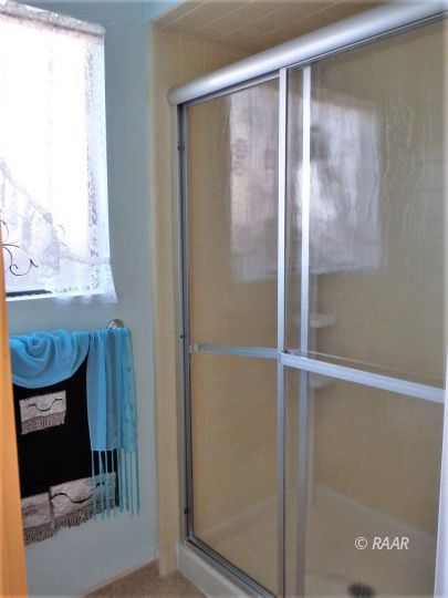 537 North Rio Bravo Street Ridgecrest, CA 93555 - Photo 11 of 35 a bathroom with a glass shower door