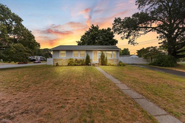 a view of a house with a yard