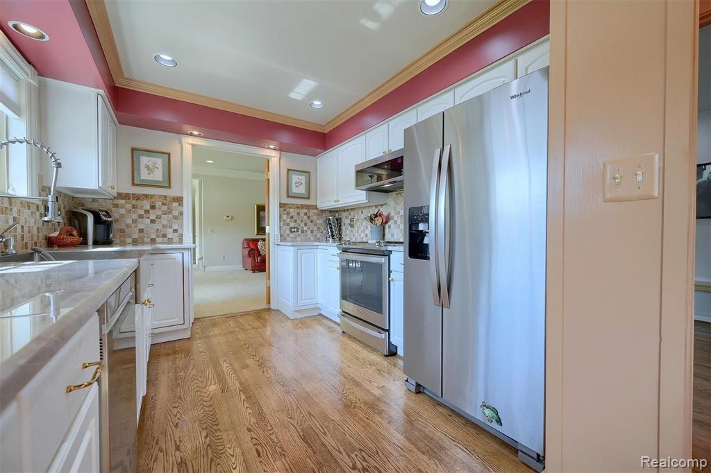 552 Deerpointe Leonard, MI 48367 - Photo 9 of 54 Gallery Image 9