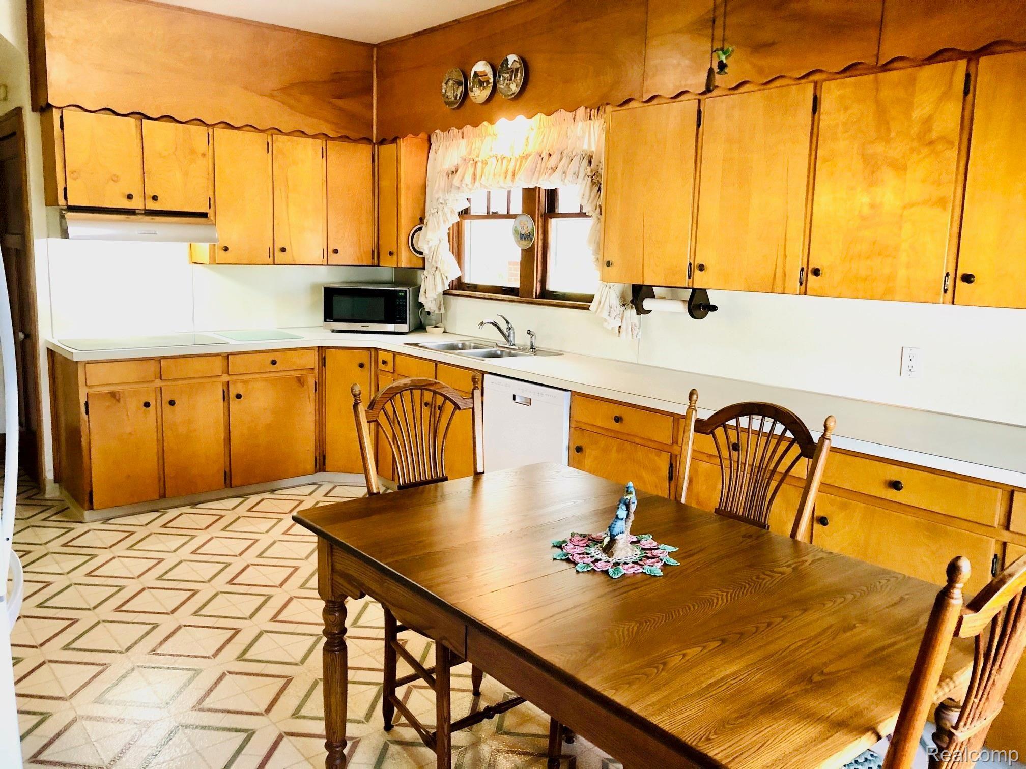 3931 East Dunbar Road Monroe, MI 48161 - Photo 19 of 46 d kitchen 2.jpg