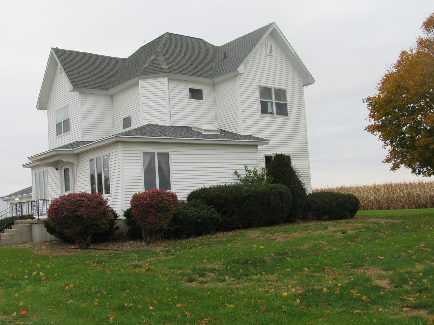 2281 East 15th Road Ottawa, IL 61350 - Photo 1 of 22