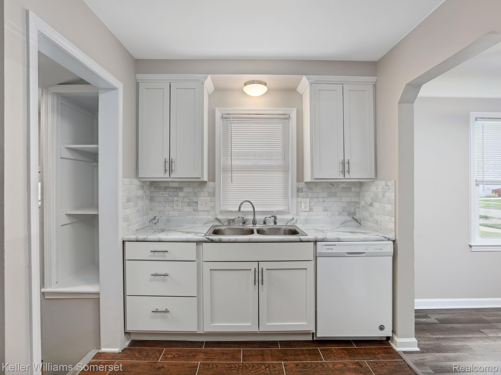 12804 Rosedale Street Southgate, MI 48195 - Photo 9 of 27 BEAUTIFUL CABINETS
