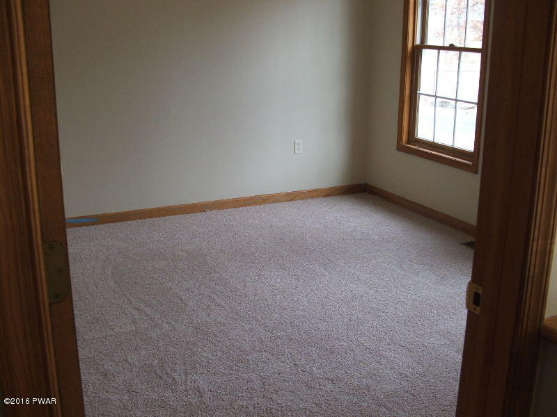 206 Segatti Bushkill, PA 18324 - Photo 3 of 8