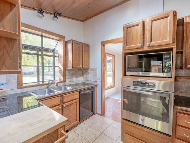 $249,900 | 27693 Hickory, Island Lake, IL 60042