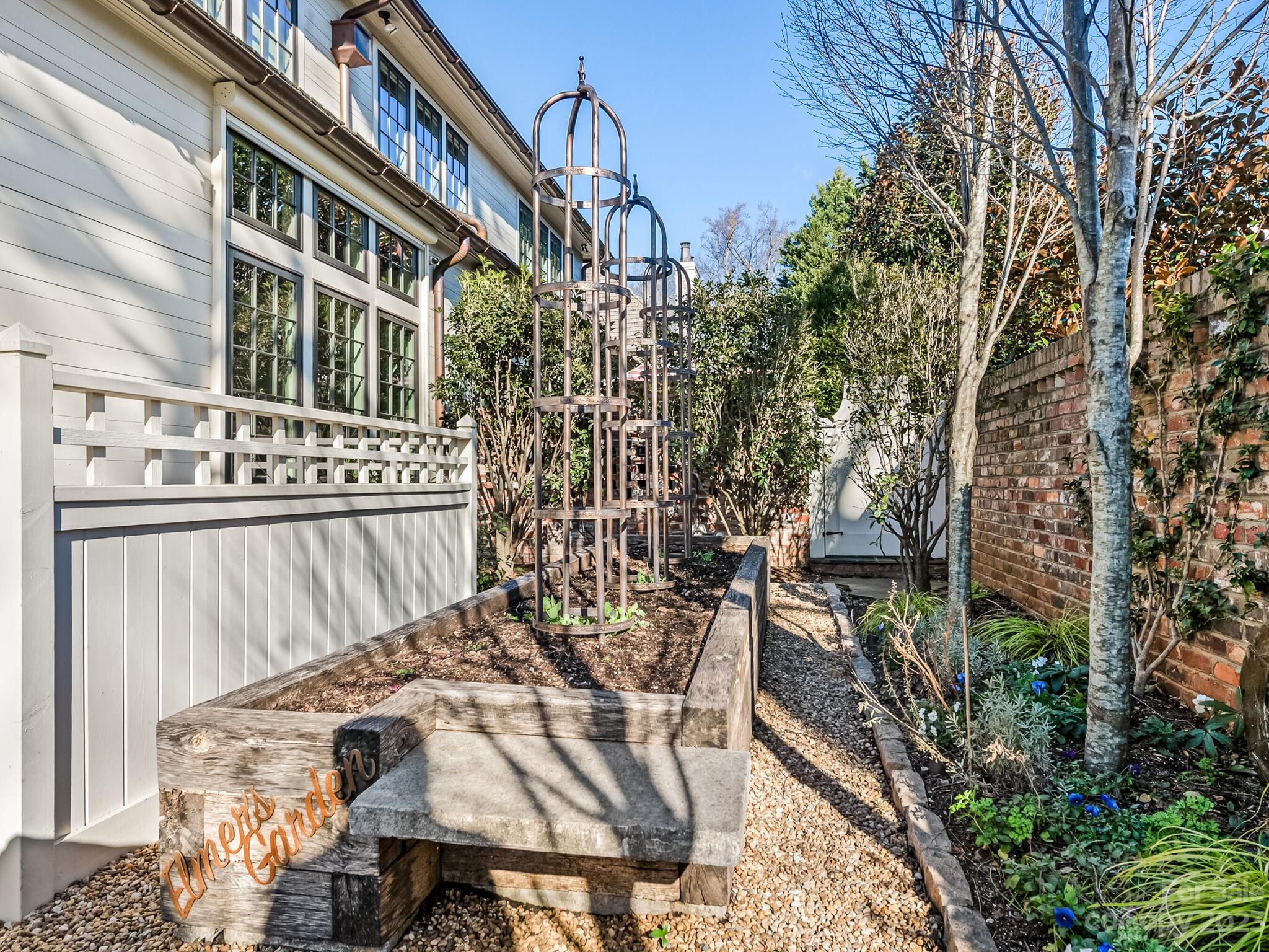1200 Queens Road Charlotte, NC 28207 - Photo 39 of 42 a view of a chairs and table in a patio