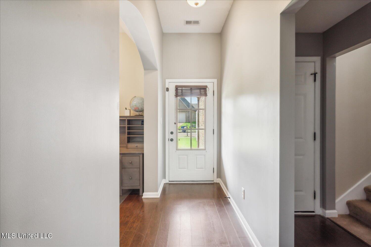 395 East Oak Grove Road Hernando, MS 38632 - Photo 3 of 24 Foyer
