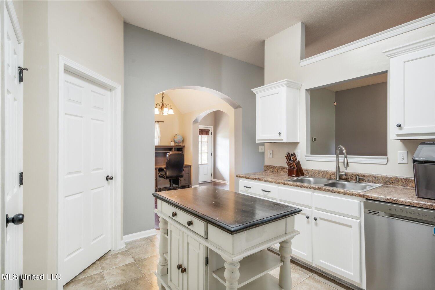 395 East Oak Grove Road Hernando, MS 38632 - Photo 9 of 24 Kitchen c