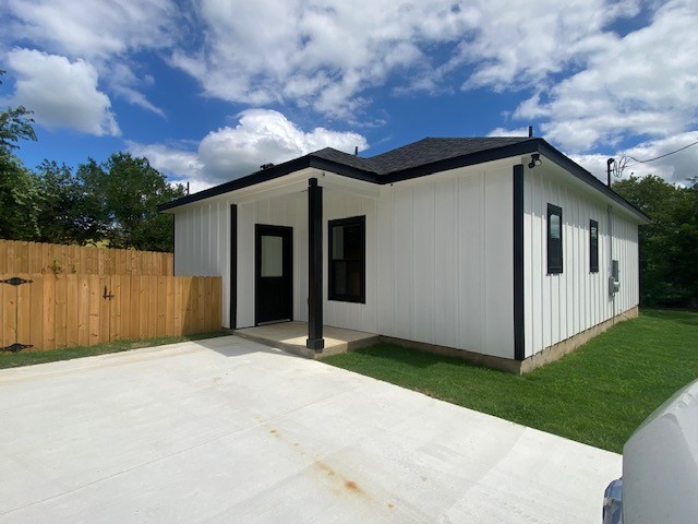 116 Field Street Luling, TX 78648 - Photo 17 of 33 A newly built residence with a clean, contemporary facade and a private backyard.