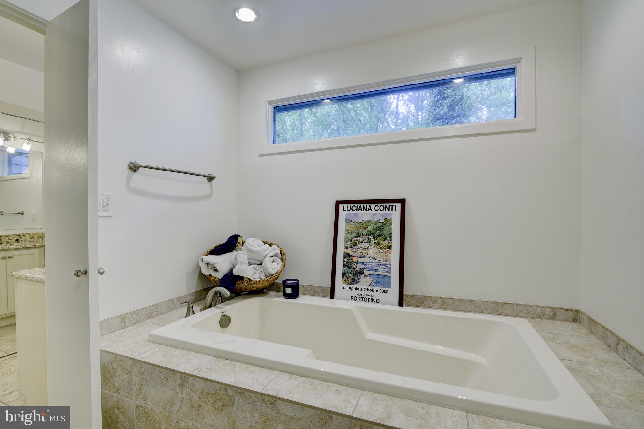 2001 Halyard Lane Reston, VA 20191 - Photo 25 of 37 Primary bath tub
