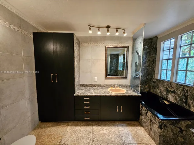 $4,000 | Dania Beach, Dania Beach, FL 33004