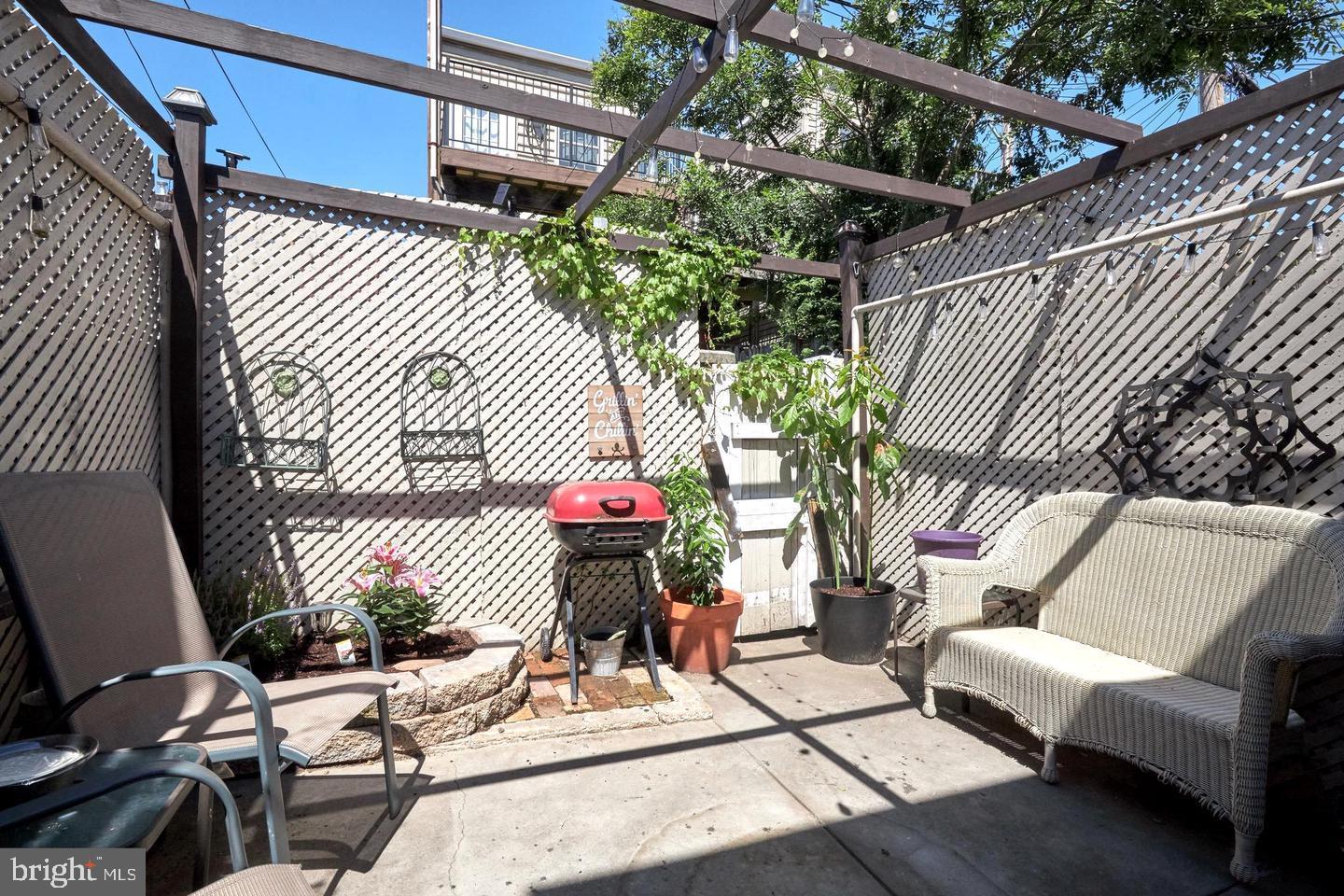 518 South Luzerne Avenue Baltimore, MD 21224 - Photo 16 of 21 Charming outdoor retreat with greenery.