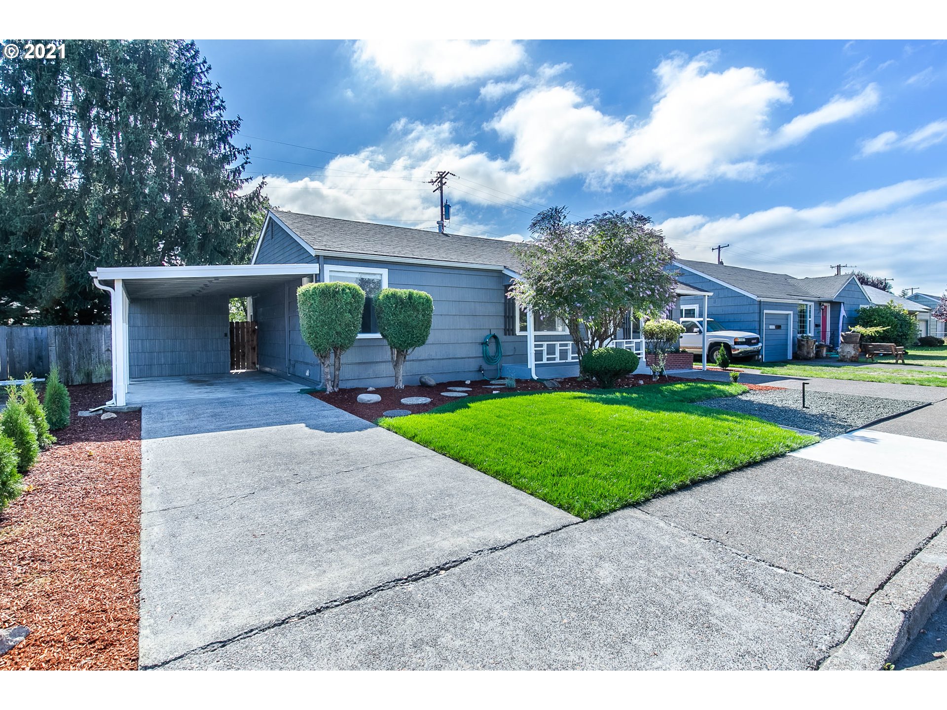 1469 Parker Street Springfield, OR 97477 - Photo 2 of 30 a front view of house with yard and green space