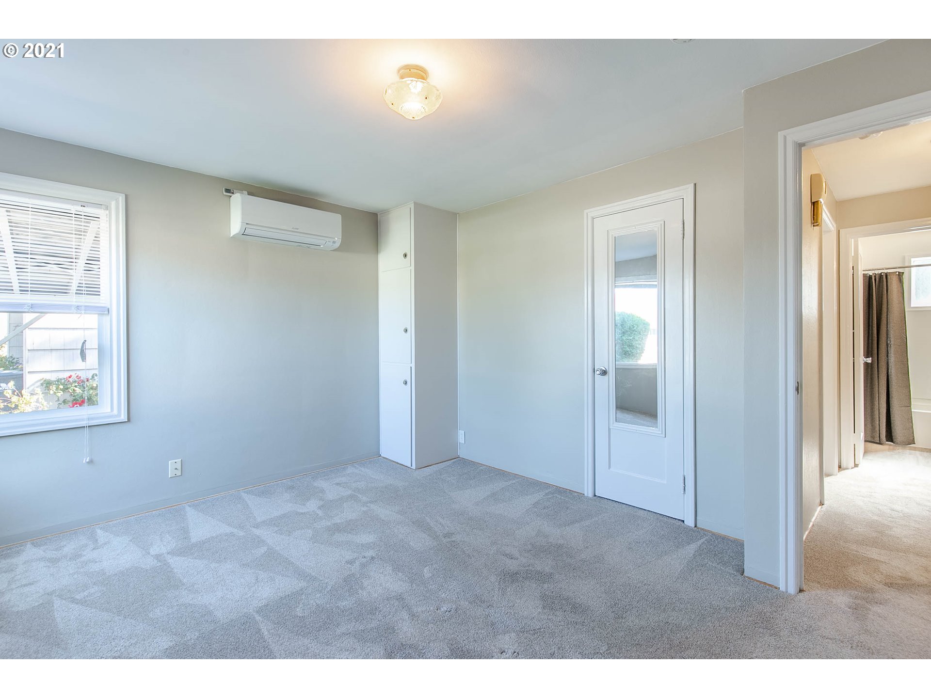 1469 Parker Street Springfield, OR 97477 - Photo 23 of 30 an empty room with windows and closet