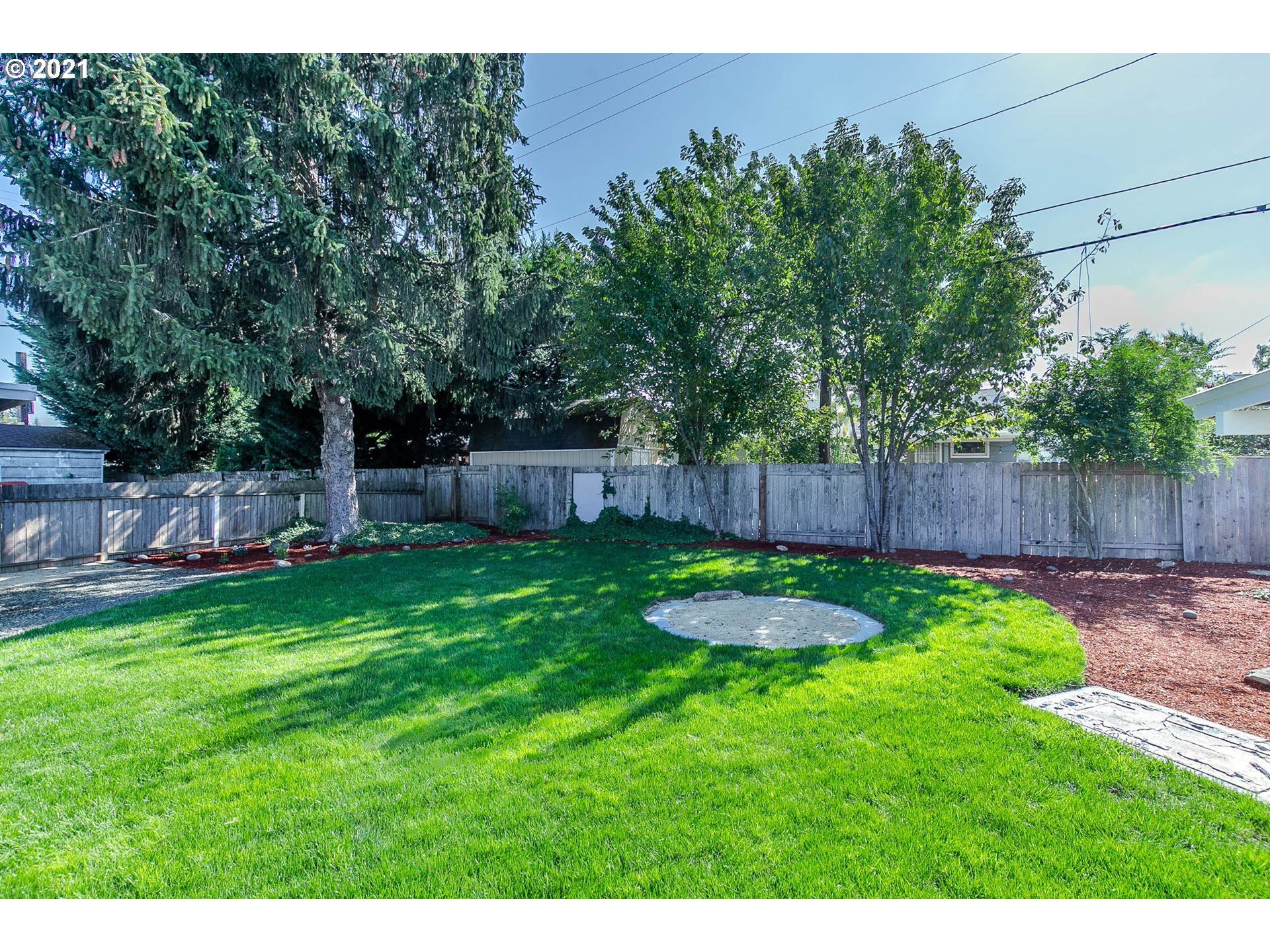 1469 Parker Street Springfield, OR 97477 - Photo 25 of 30 a backyard of a house with lots of green space