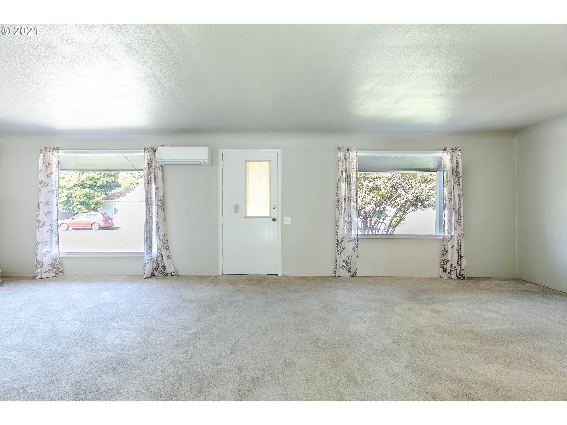 1469 Parker Street Springfield, OR 97477 - Photo 5 of 30 an empty room with windows