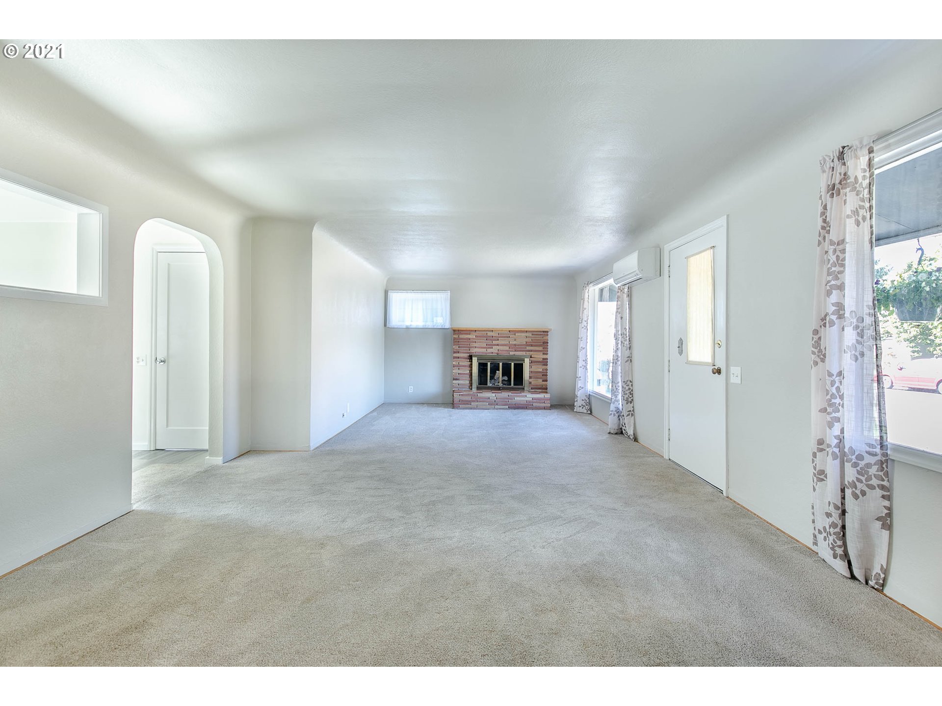 1469 Parker Street Springfield, OR 97477 - Photo 7 of 30 a view of empty room with furniture and a window