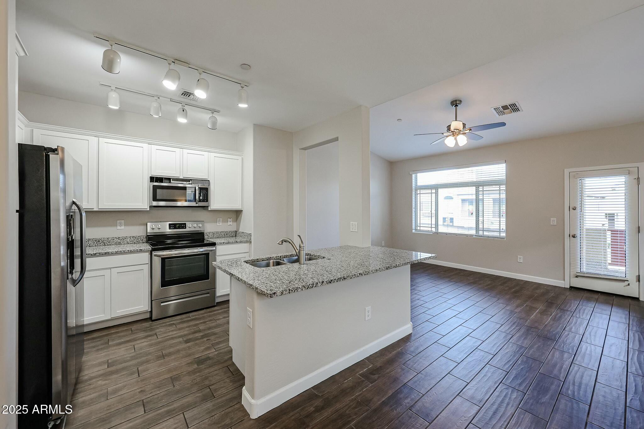2150 West Alameda Road, Unit 1122 Phoenix, AZ 85085 - Photo 15 of 25 kitchen