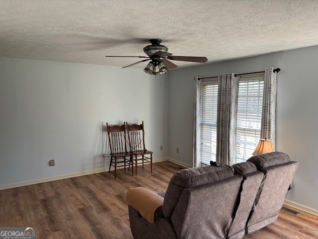 2395 High Falls Road Griffin, GA 30223 - Photo 4 of 20 a living room with furniture