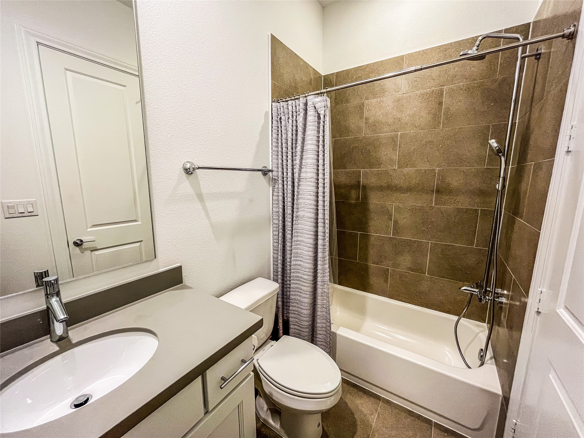 2024 Waterloo Station Road Houston, TX 77045 - Photo 14 of 14 En Suite bathroom features a tub.