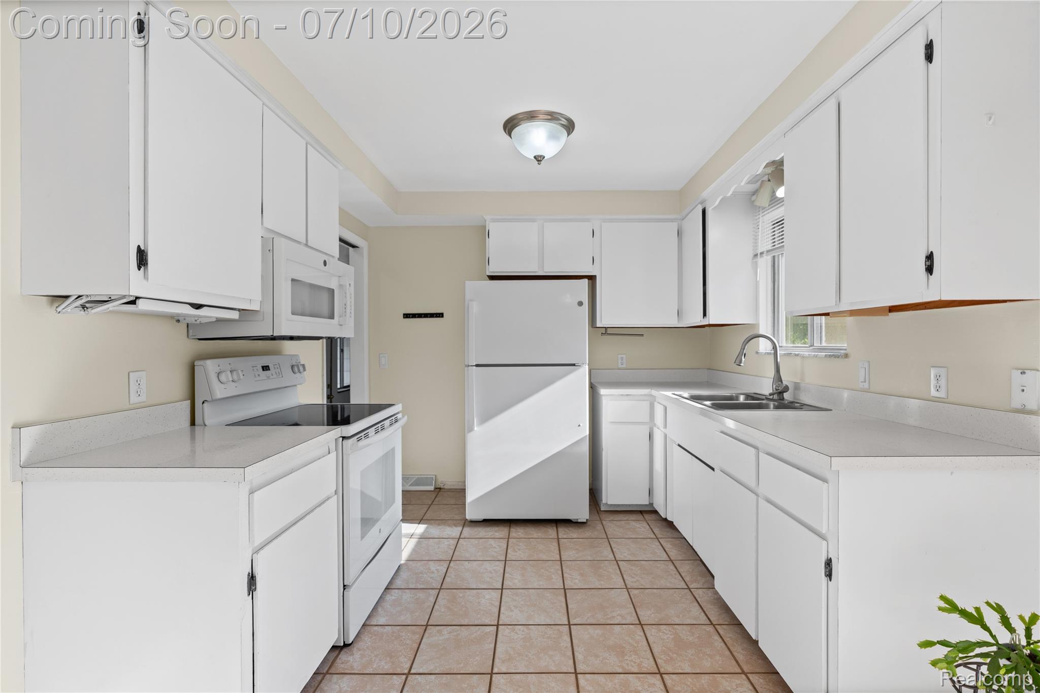 1715 North Oxford Road Oxford, MI 48371 - Photo 6 of 29 Kitchen