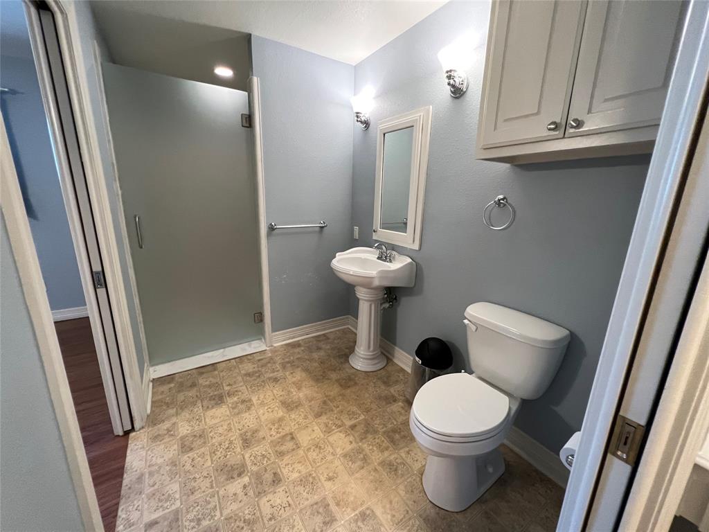 1825 Glenway Drive Sherman, TX 75092 - Photo 16 of 21 a bathroom with a toilet