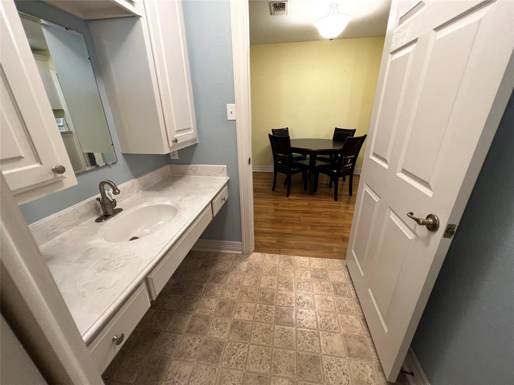 1825 Glenway Drive Sherman, TX 75092 - Photo 19 of 21 a bathroom with a sink a chair and a mirror