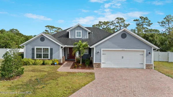 a view of a house with yard and plants