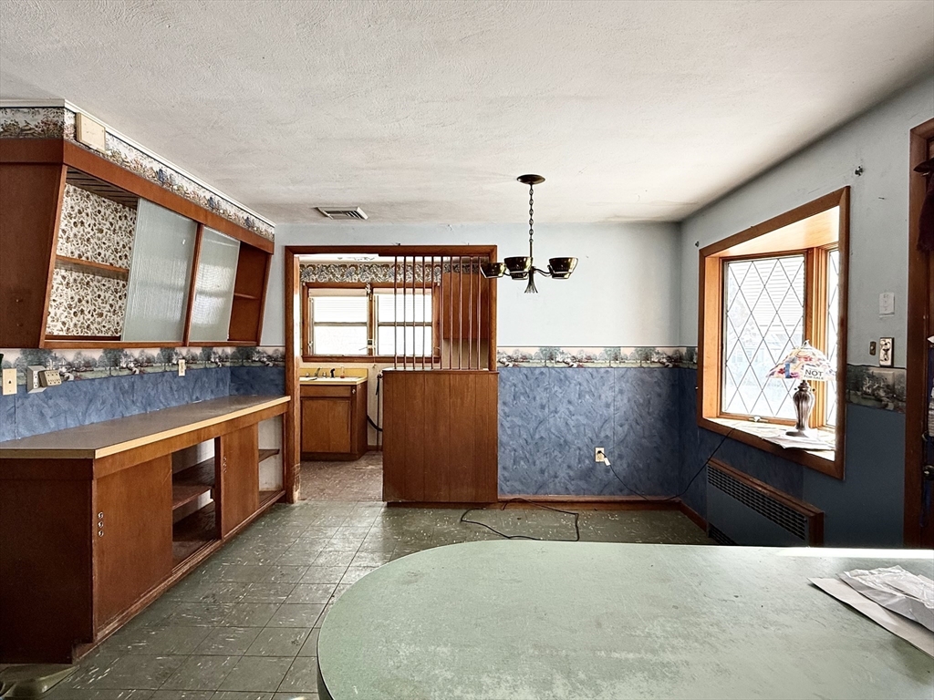 461 Sheridan Street Chicopee, MA 01020 - Photo 8 of 42