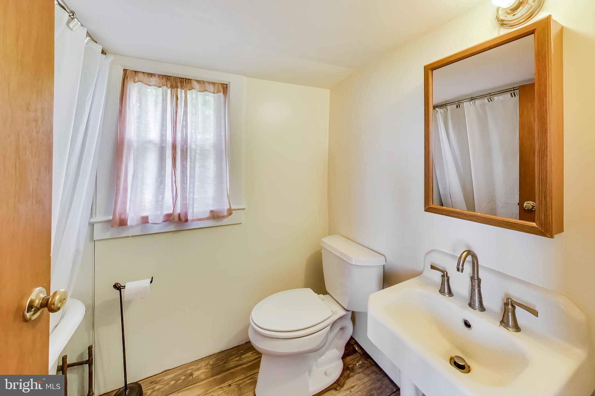 24224 Ridge Road Damascus, MD 20872 - Photo 19 of 44 Shared top level full bath