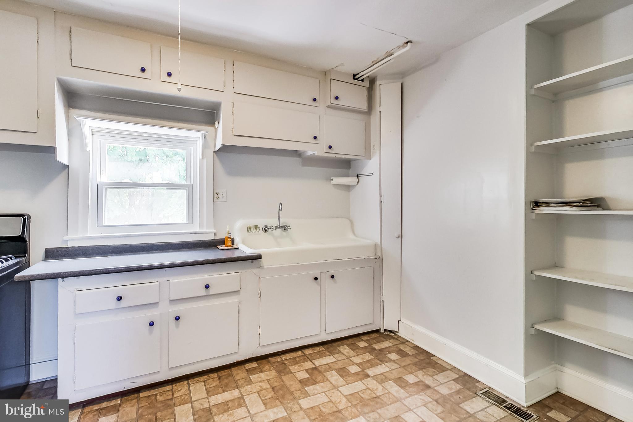 Farm sink in kitchen