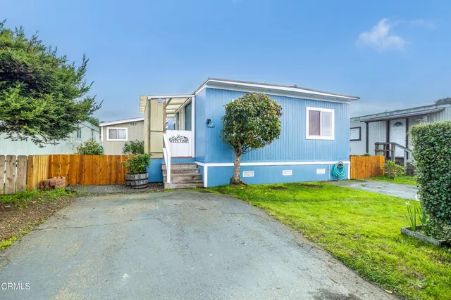a view of a house with backyard and garden