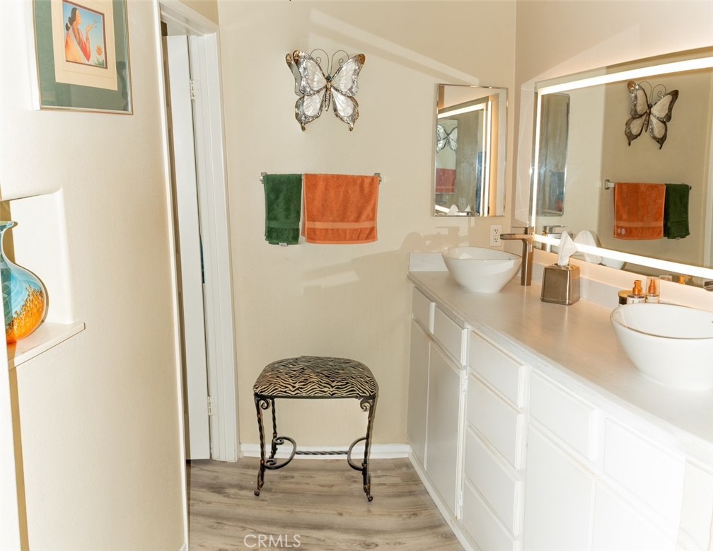 33634 Emerson Way, Unit B Temecula, CA 92592 - Photo 16 of 28 Primary Bath