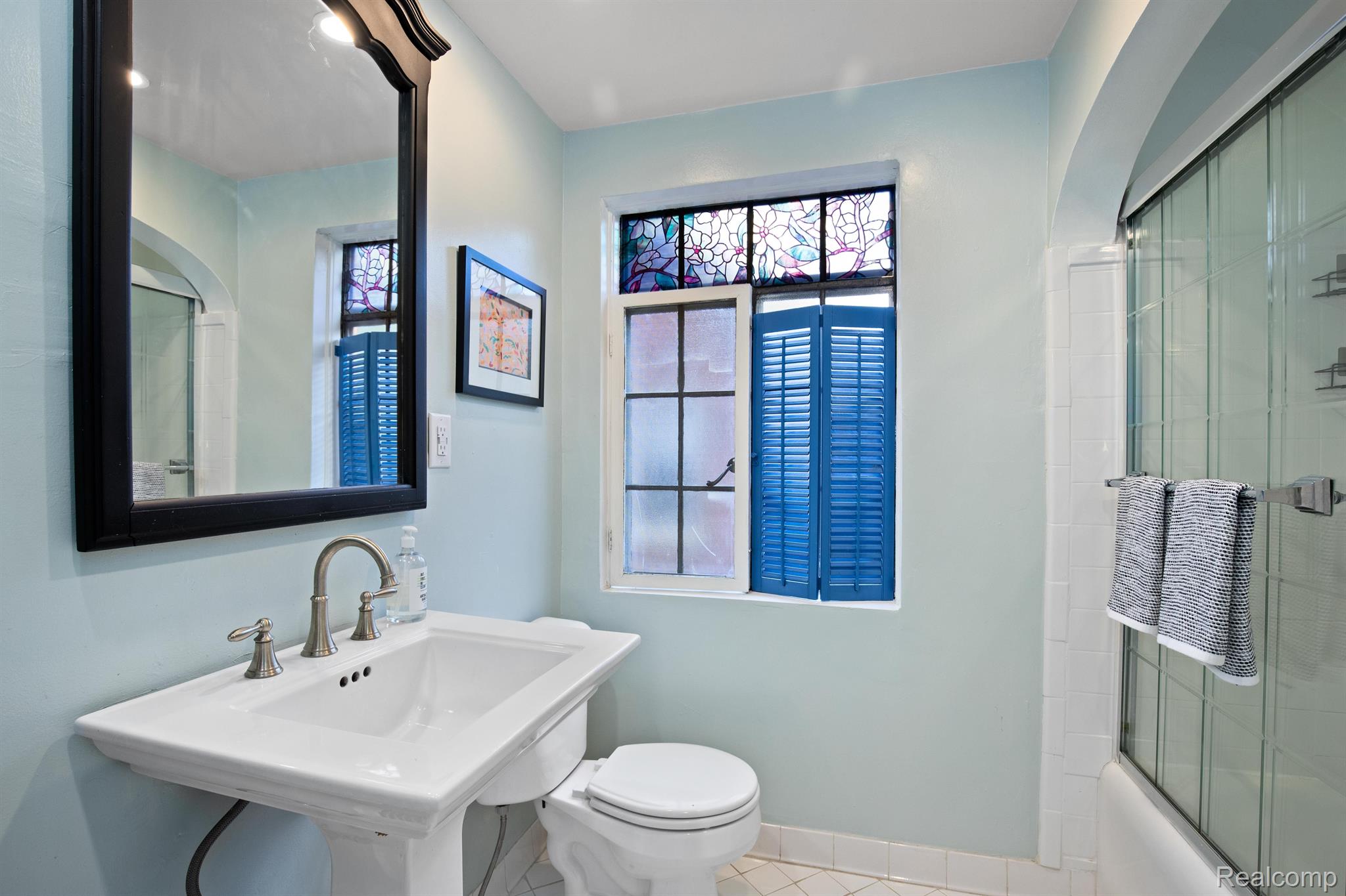 16564 Huntington Road Detroit, MI 48219 - Photo 31 of 47 Second Floor Bathroom