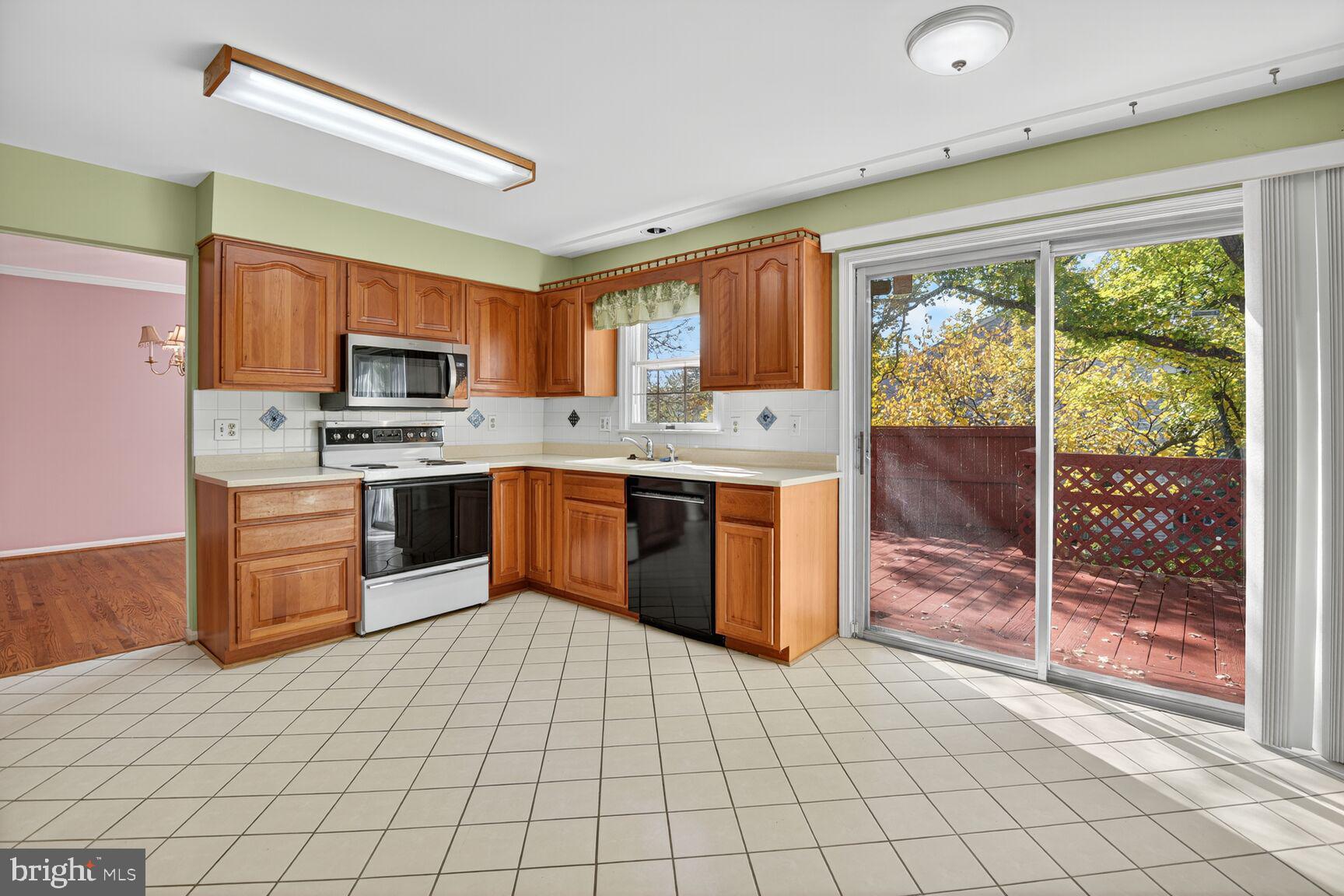 14 Treworthy Road Gaithersburg, MD 20878 - Photo 24 of 37 Kitchen