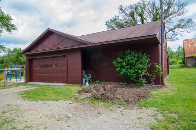 2863 Beebe Road Niles, MI 49120 - Photo 30 of 39 2863 Beebe Rd Niles_Garage (2)