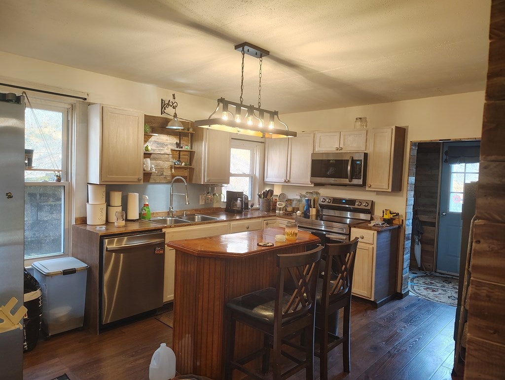 7083 Abbs Valley Road Bluefield, VA 24605 - Photo 3 of 22 Gallery Image 3