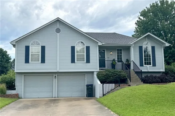 $325,000 | 700 Northeast Hunters Ridge, Lee's Summit, MO 64086