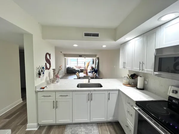 $2,500 | 1510 Whitehall Drive, Unit 301, Davie, FL 33324