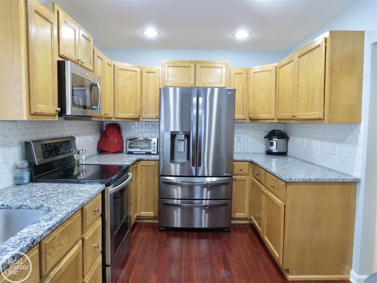 3078 York Rochester, MI 48309 - Photo 9 of 41 50017315-8.JPG