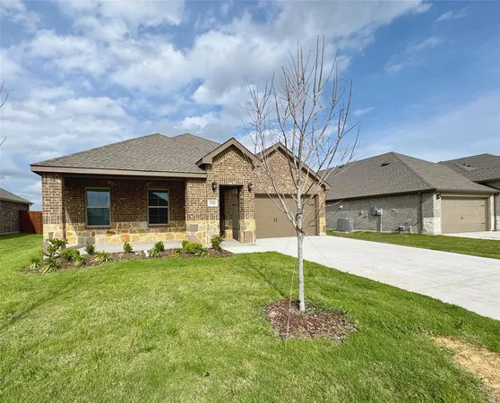 $2,400 | 390 Zenyatta Drive, Waxahachie, TX 75165