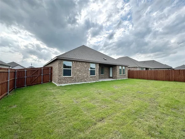 $2,400 | 390 Zenyatta Drive, Waxahachie, TX 75165