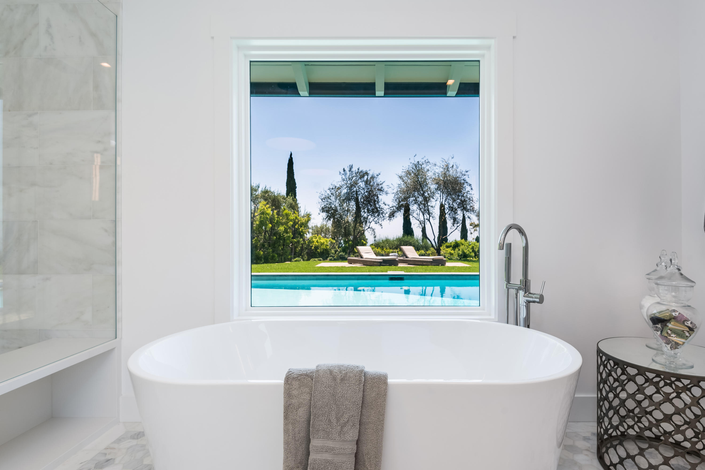 950 Brooktree Road Santa Barbara, CA 93108 - Photo 28 of 37 a bathroom with a sink a vanity and a bathtub